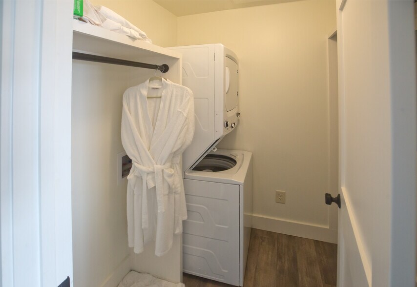 More Photos Of 118 Oak Crescent Cir, Clayton Hotel For Sale