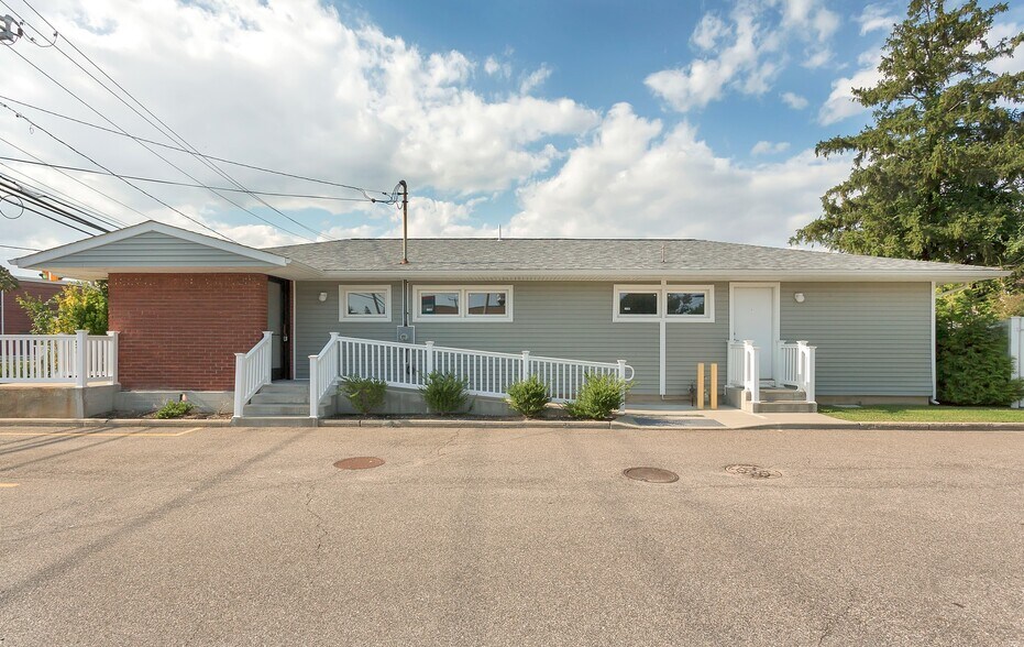 Primary Photo Of 760 Wellwood Ave, Lindenhurst Office For Sale
