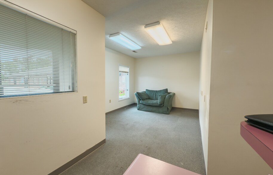 More Photos Of 100 Arbor Dr, Christiansburg Office For Lease