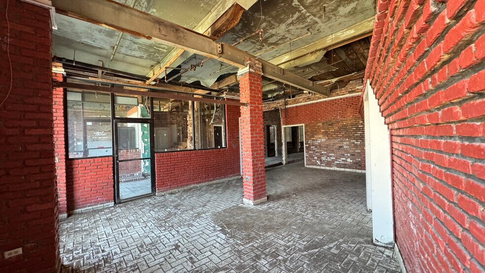 More Photos Of 13 N Broad St, Winder Office For Sale