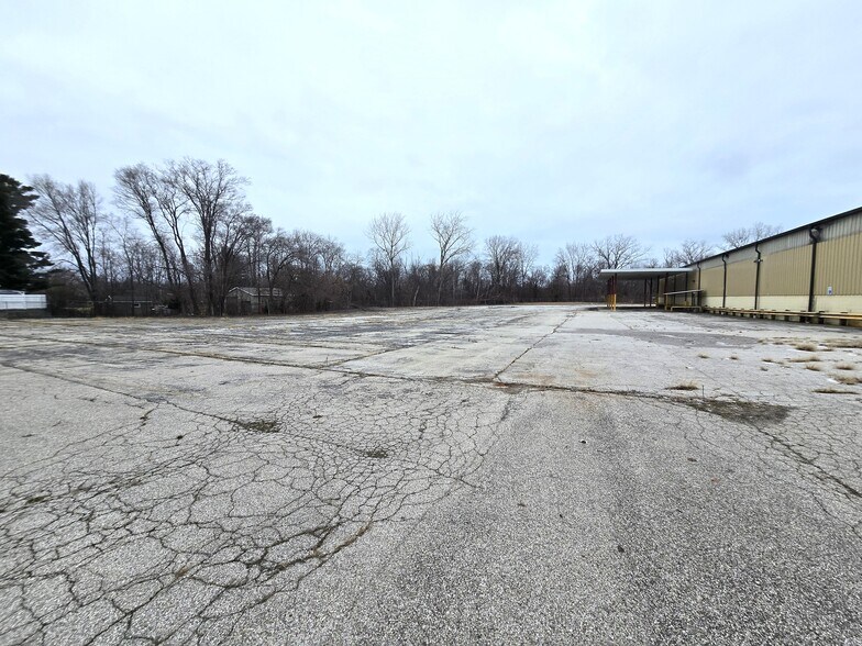 More Photos Of 401 E 5th St, Pinconning Distribution For Sale