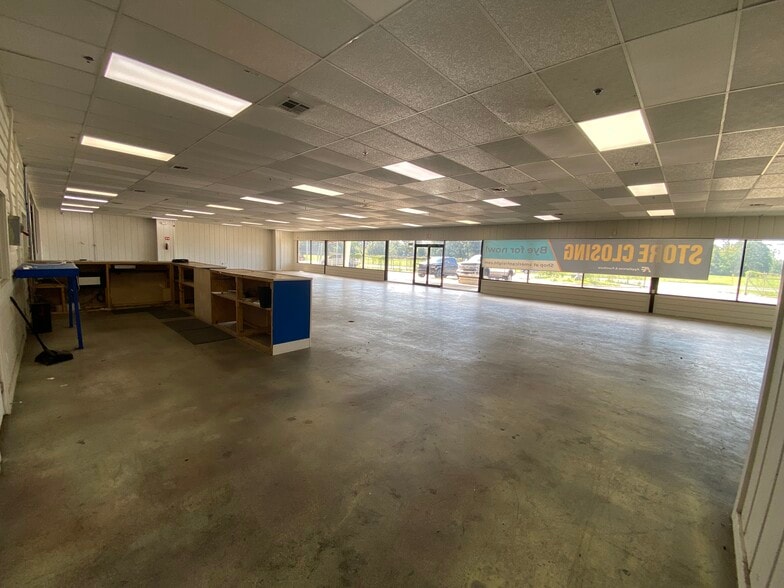 More Photos Of 2103 US-190 Hwy, Hammond Showroom For Sale
