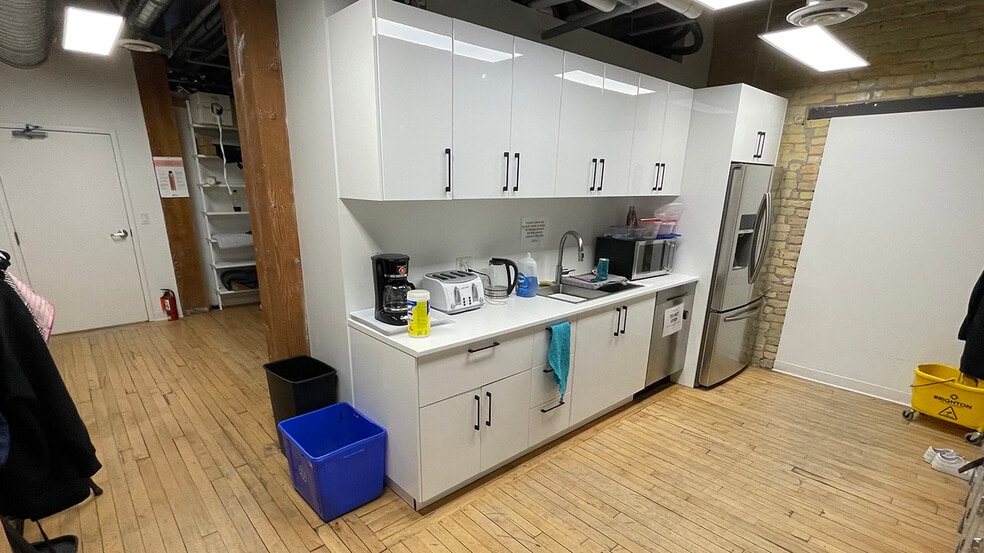 More Photos Of 139 Market Ave, Winnipeg Apartments For Sale