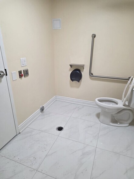 More Photos Of 587 Hanlon Creek Blvd, Guelph Showroom For Lease