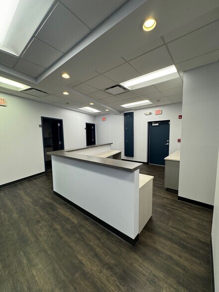 More Photos Of 4950-5020 W Dempster St, Skokie Unknown For Lease