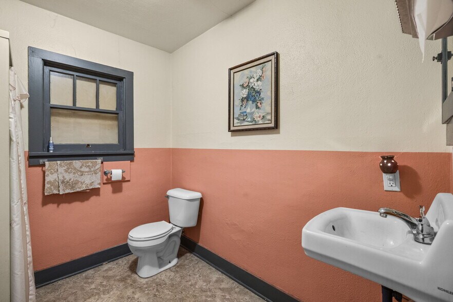 More Photos Of 234 S Canyon Blvd, John Day Freestanding For Sale