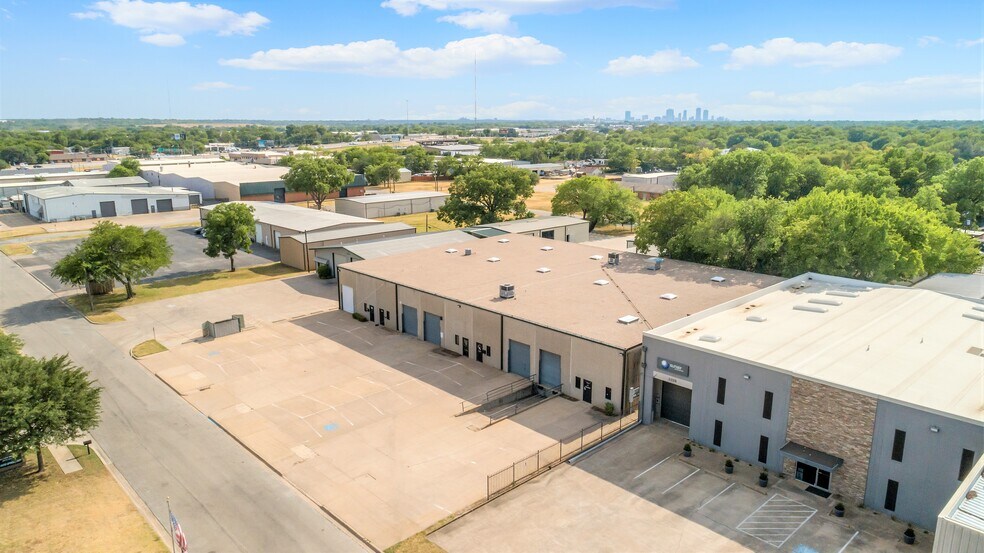 More Photos Of 2321 Solona St, Haltom City Warehouse For Lease