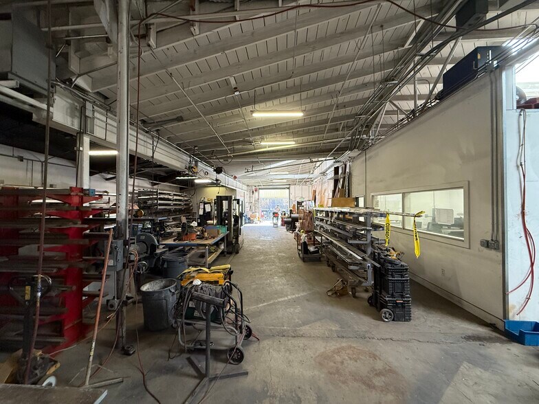 More Photos Of 3100 E 10th St, Oakland Warehouse For Lease