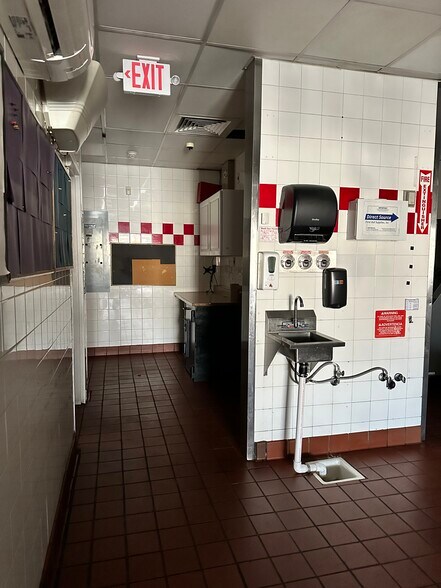 More Photos Of 3850 Veterans Memorial Hwy, Bohemia Fast Food For Lease