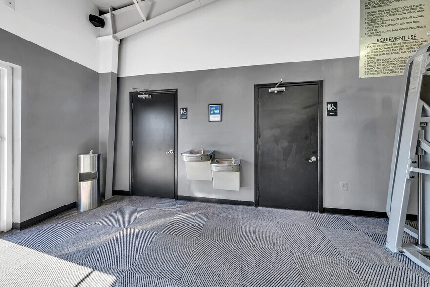 More Photos Of 2500 S Ferdon Blvd, Crestview Storefront For Lease