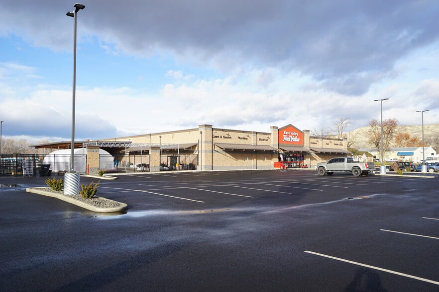 More Photos Of 104 Butterfield Rd, Yakima General Retail For Sale