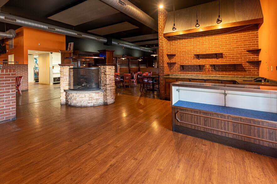 More Photos Of 2700 17th St, Marion General Retail For Sale