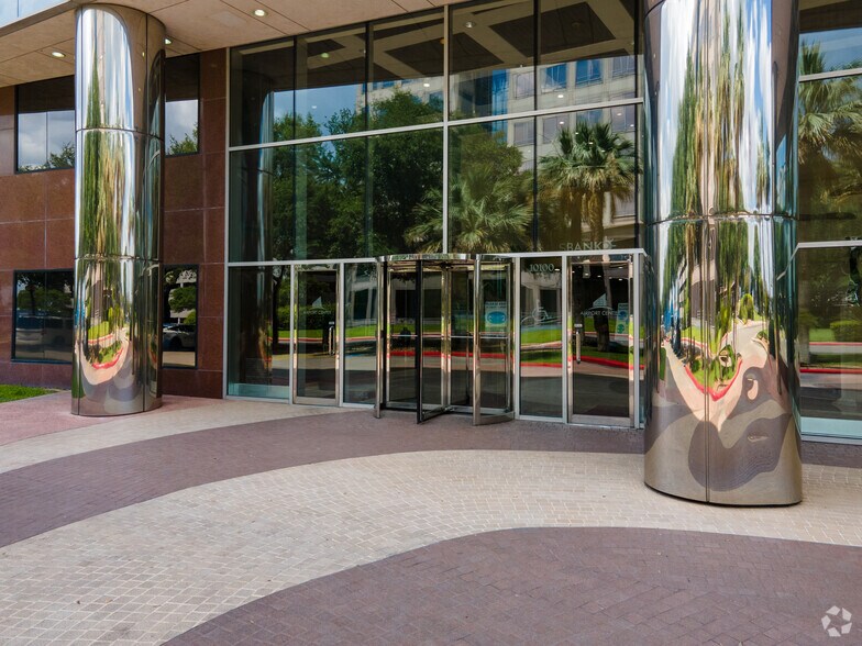 More Photos Of 10100 Reunion Pl, San Antonio Office For Sale