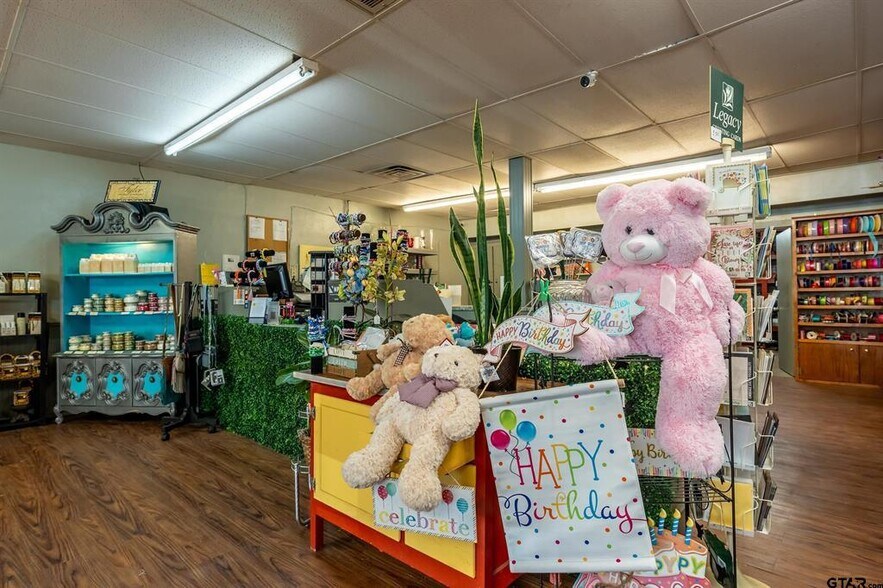 More Photos Of 114 W Broad St, Mineola Storefront For Sale