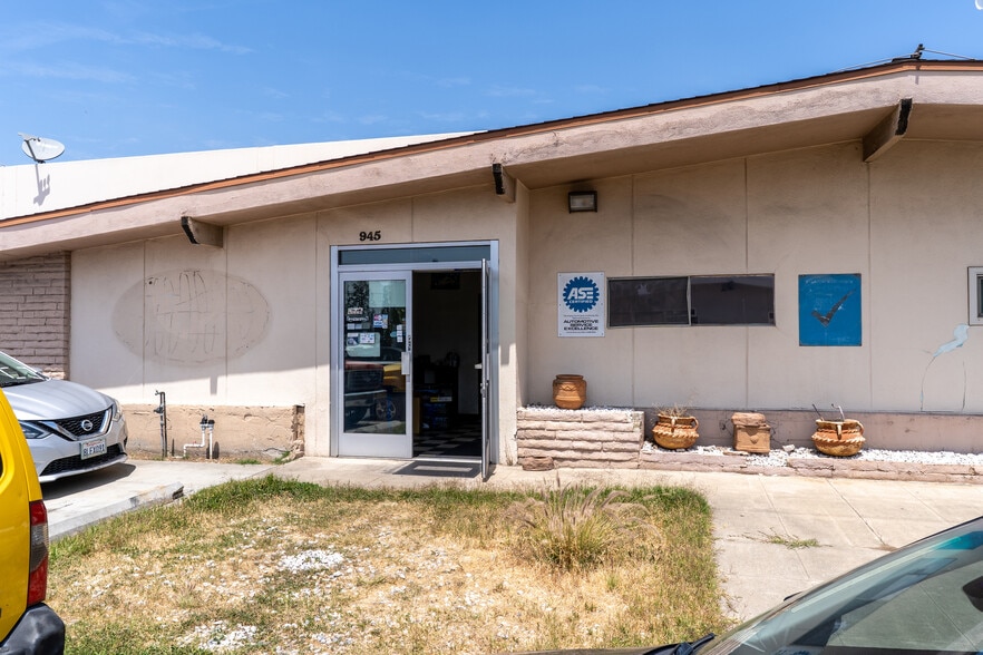 More Photos Of 931-945 W Hoover Ave, Orange Manufacturing For Lease