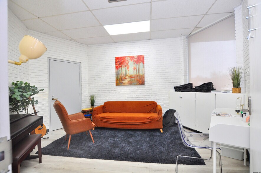 More Photos Of 258 Windsor Ave, Windsor Freestanding For Sale
