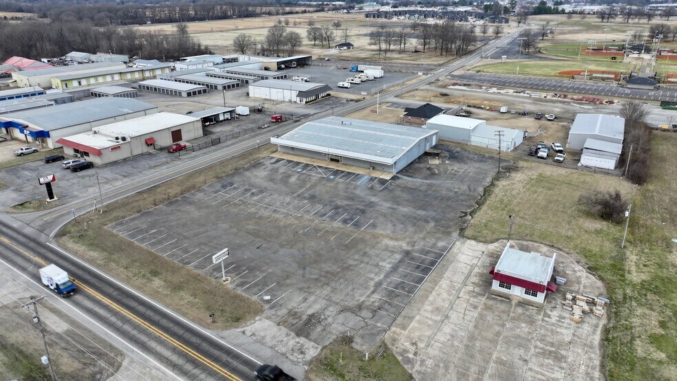 More Photos Of 608 E Booth Rd, Searcy Light Manufacturing For Sale