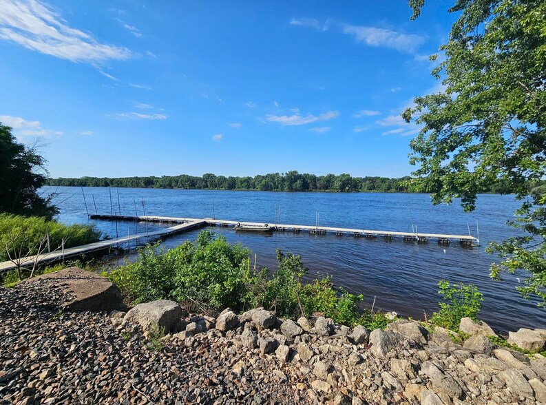 More Photos Of 115 N Shore Dr, Fountain City Restaurant For Sale