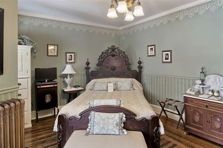 More Photos Of 230 Wellington St, Traverse City Hospitality For Sale