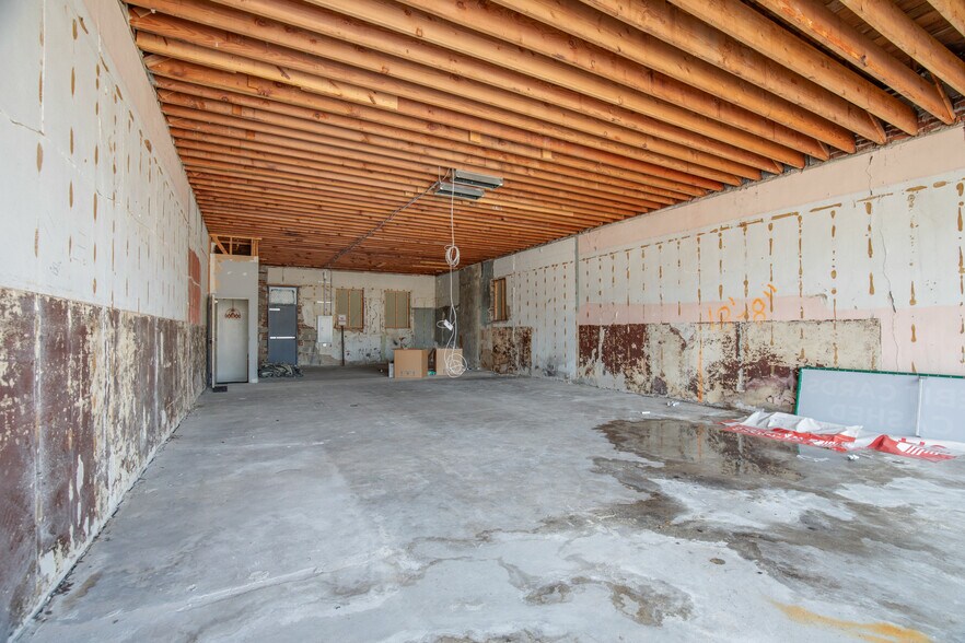 More Photos Of 10004 Gravois Rd, Saint Louis Storefront Retail Office For Sale
