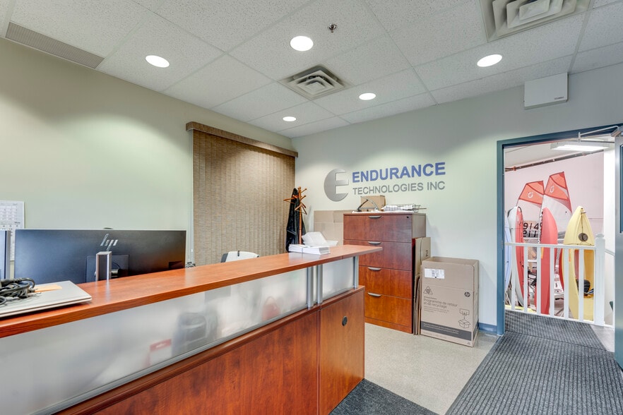 More Photos Of 4511 Glenmore Trl SE, Calgary Showroom For Sale