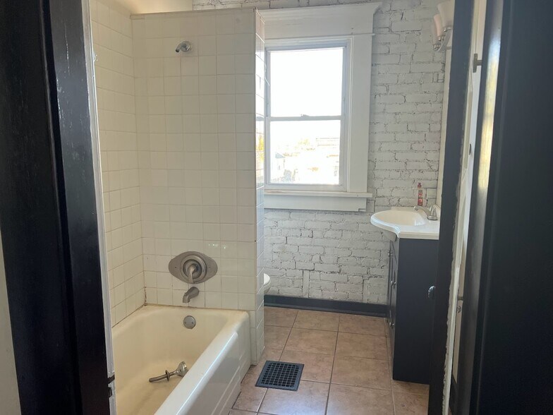 More Photos Of 1511 S High St, Columbus Storefront Retail Residential For Lease