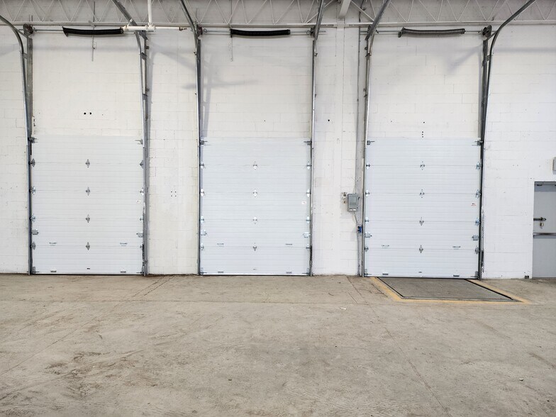 More Photos Of 5655-5695 Rue Ferrier, Mont-Royal Warehouse For Sale