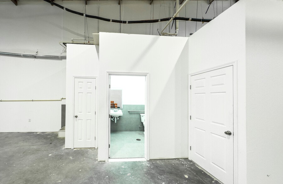 More Photos Of 9009 Pagewood Ln, Houston Warehouse For Sale