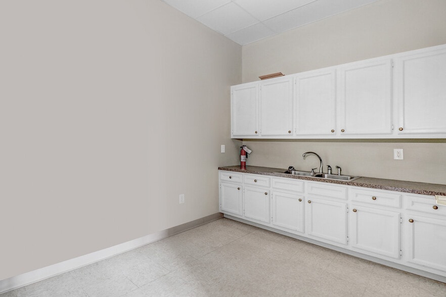 More Photos Of 1990 Woodridge Park Rd, Greenville Research And Development For Lease