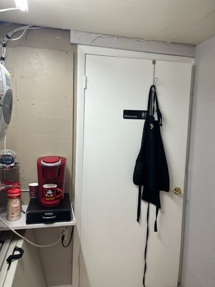 More Photos Of 2441 NW 93rd Ave, Miami Showroom For Sale