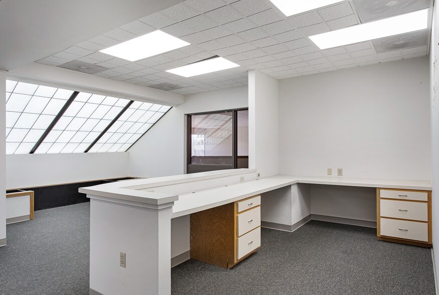 More Photos Of 11600 Busy St, Richmond Office For Lease