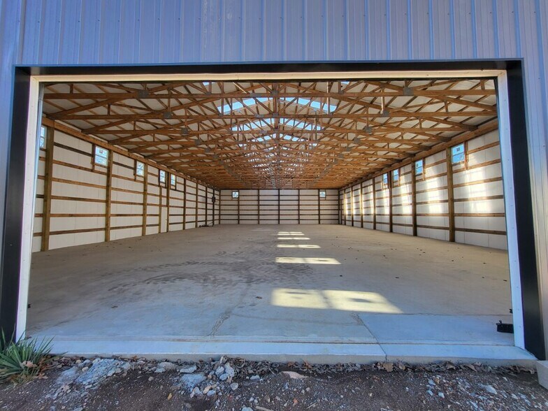 More Photos Of 841 Frances Ave, Neosho Flex For Sale