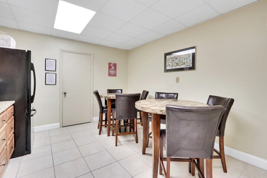 More Photos Of 2240 Palm Beach Lakes Blvd, West Palm Beach Office For Sale