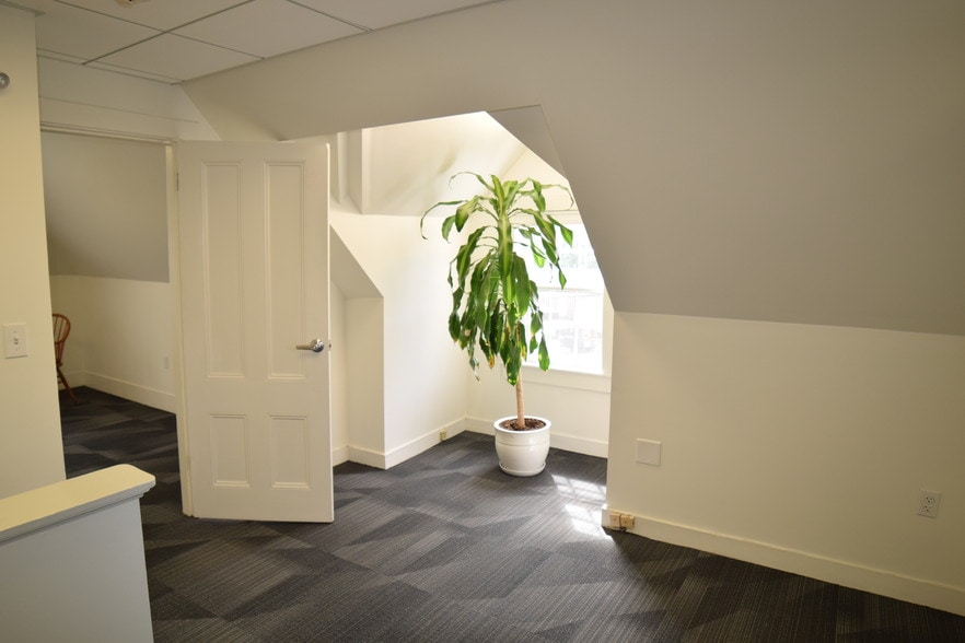 More Photos Of 450-456 Boston Post Rd, Weston Storefront Retail Office For Lease