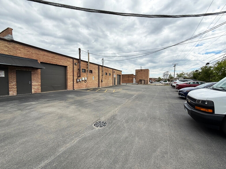 More Photos Of 500-502 Crossen Ave, Elk Grove Village Warehouse For Lease