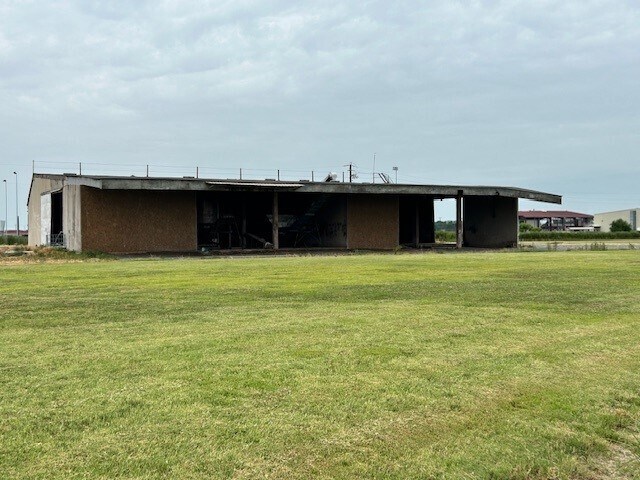 More Photos Of 208 Ricebird Ln, Stuttgart Distribution For Sale