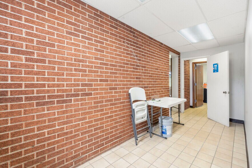 More Photos Of 2752 E Kearney St, Springfield Freestanding For Sale