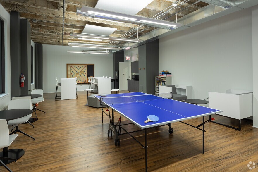 More Photos Of 300 W Adams St, Chicago Office For Sale