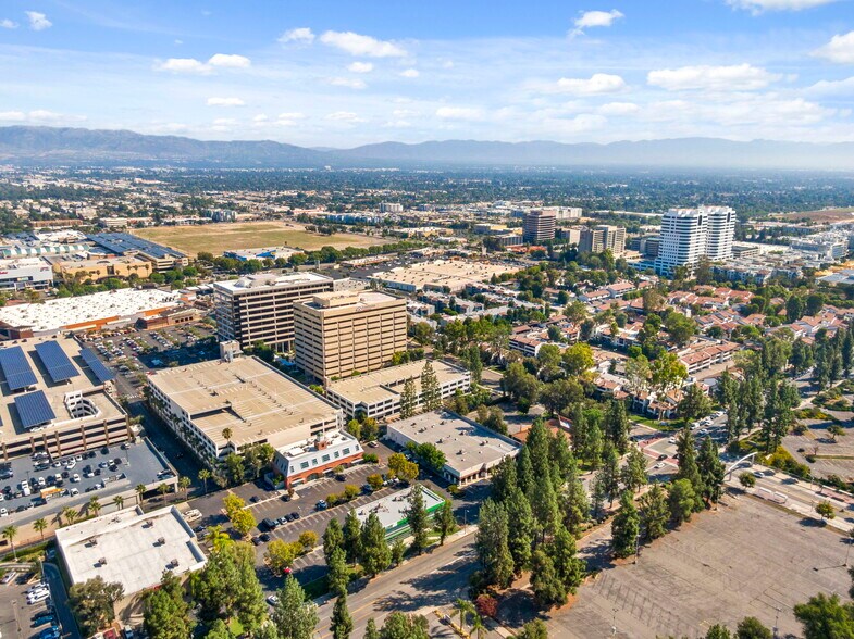 More Photos Of 21725 Erwin St, Woodland Hills Storefront Retail Office For Lease