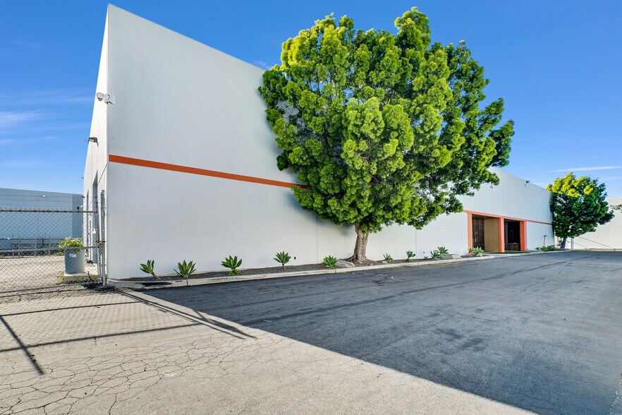 More Photos Of 1830 S Santa Fe St, Santa Ana Warehouse For Lease