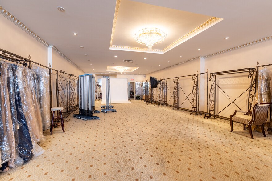 More Photos Of 6712 Saint-Hubert Rue, Montréal General Retail For Lease
