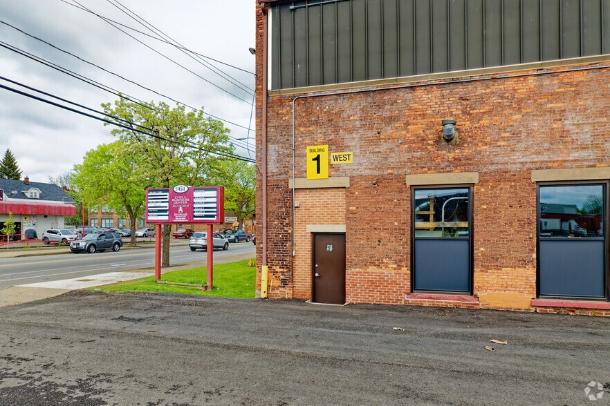 More Photos Of 961-1029 Lyell Ave, Rochester Showroom For Lease