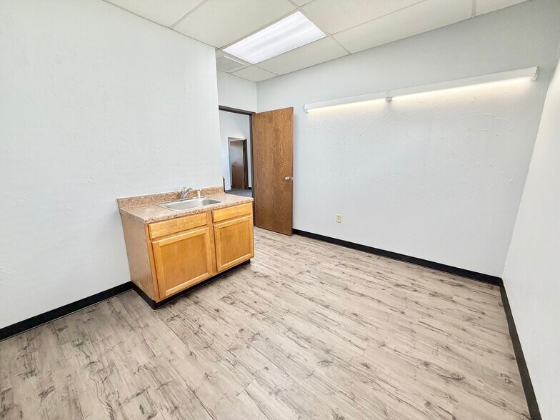 More Photos Of 5116 NW 3rd St, Oklahoma City Warehouse For Lease