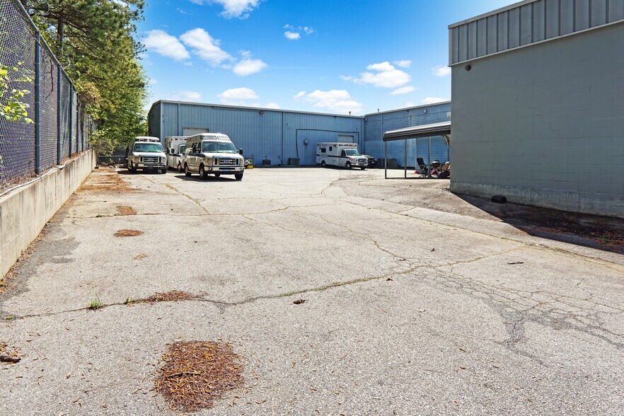 More Photos Of 1560 Commercial Ct, Jonesboro Office For Sale