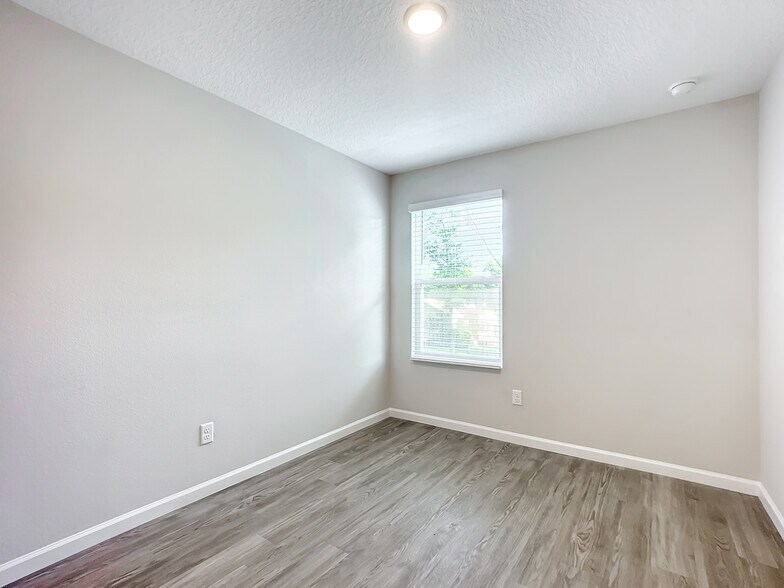 More Photos Of 6421 Breezy Oaks Way, Jacksonville Apartments For Sale