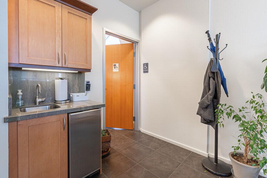 More Photos Of 4540 SW Kelly Ave, Portland Office For Sale