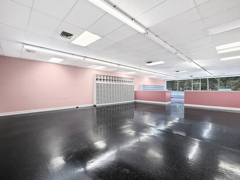 More Photos Of 200-240 McFarland Blvd, Northport General Retail For Lease