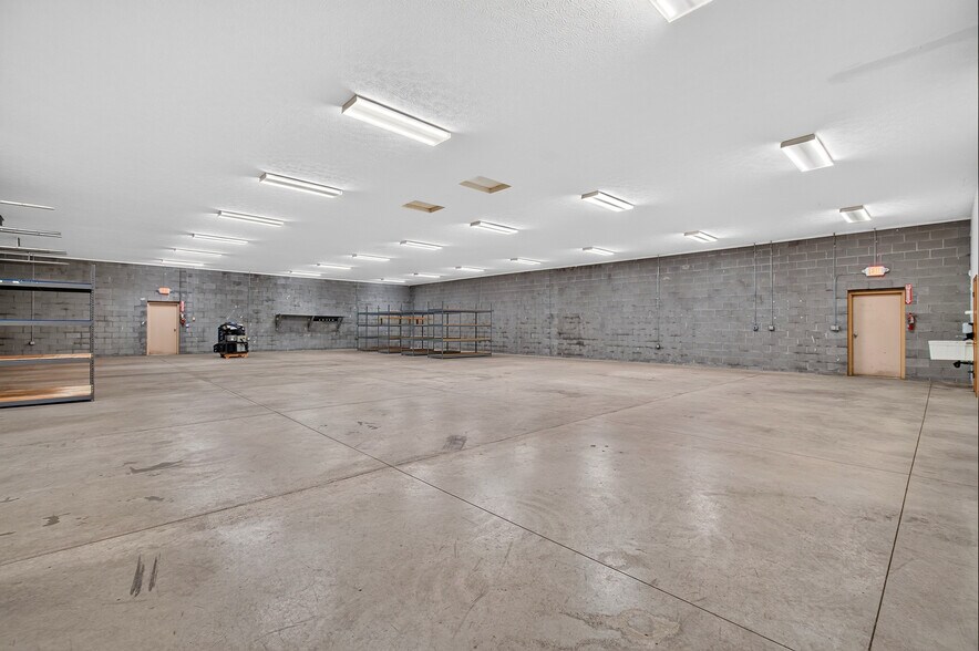 More Photos Of 5240 Cleveland Ave, Wooster Flex For Sale