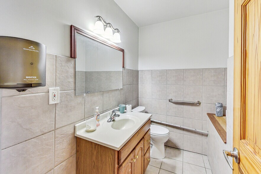 More Photos Of 7437 W Irving Park Rd, Chicago Office For Lease