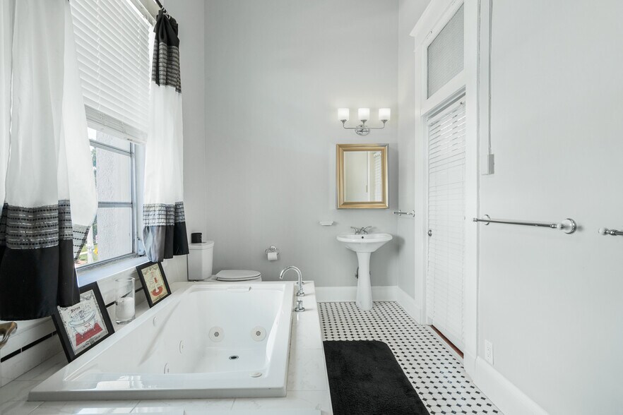 More Photos Of 47 W Wall St, Frostproof Loft Creative Space For Lease